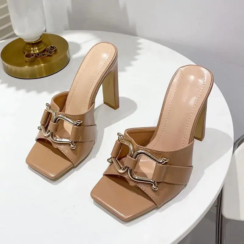Sandalias de  Diseo con Tacón y  Detalle Metálico
