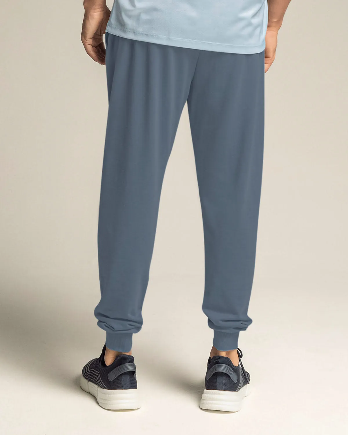 Sporty sweatpants jogger with functional side pockets.