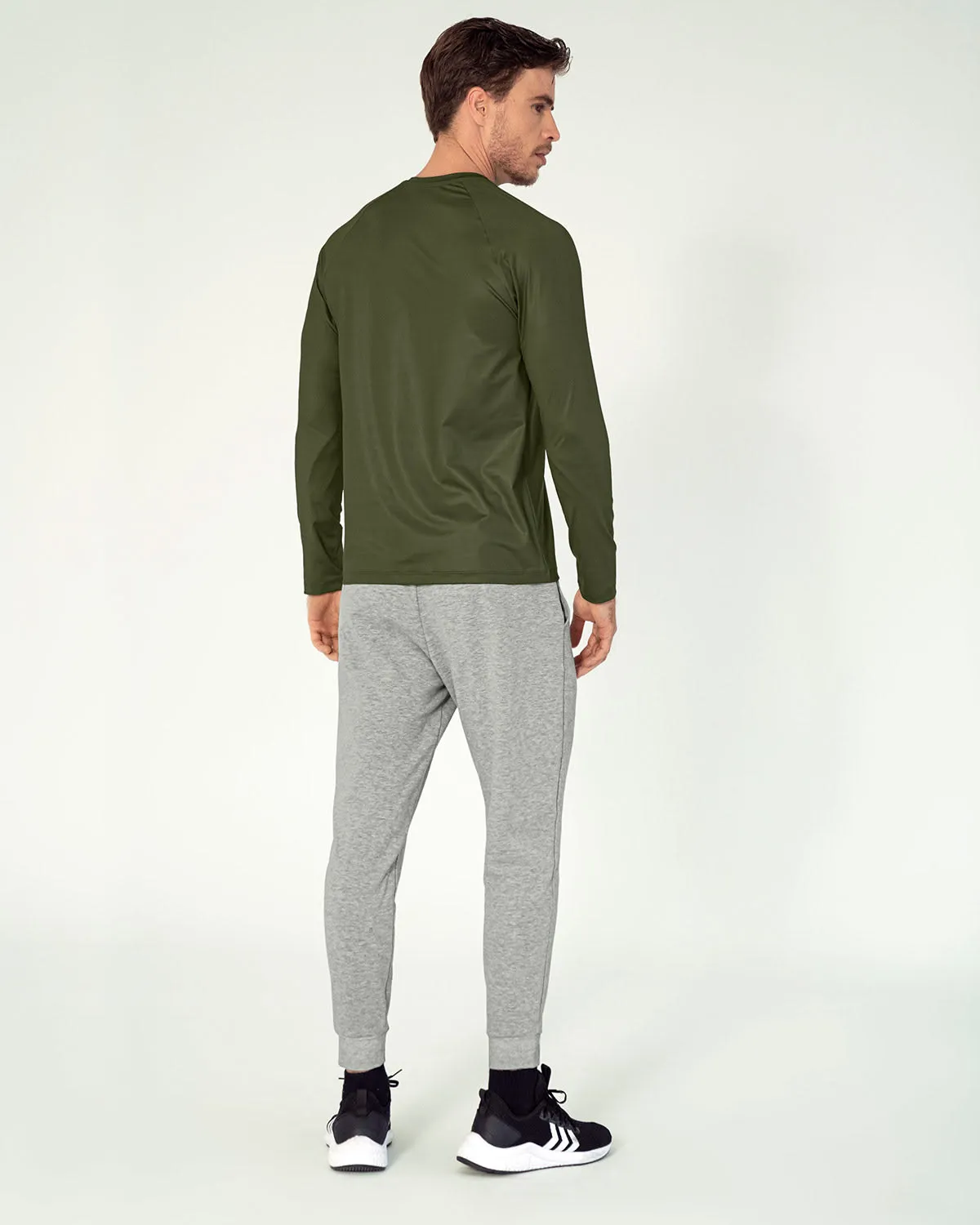 Sporty sweatpants jogger with functional side pockets.