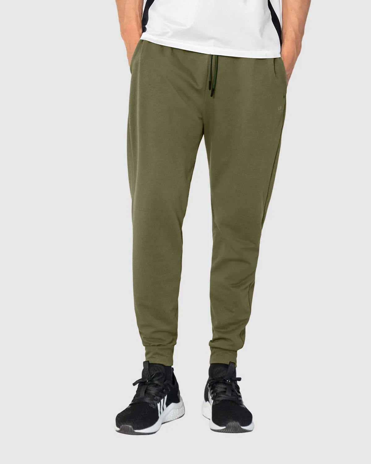 Sporty sweatpants jogger with functional side pockets.