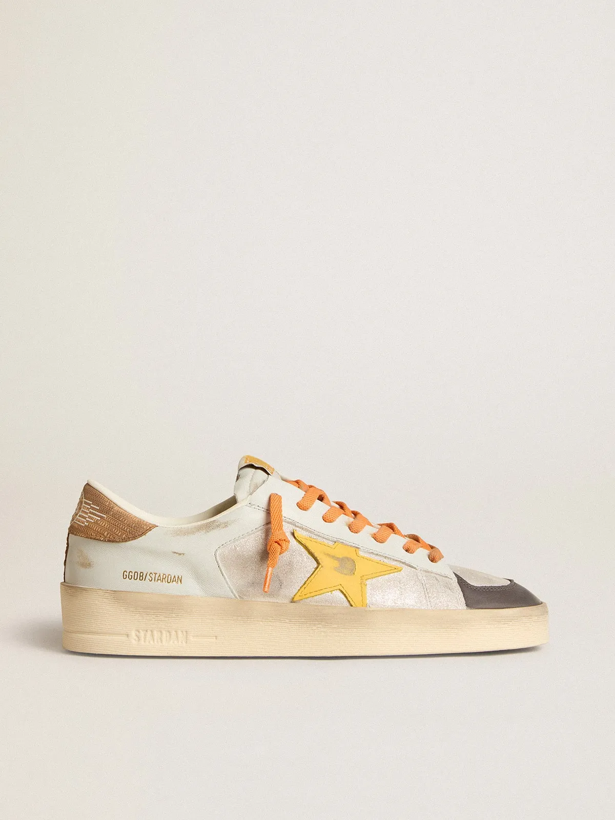 Stardan de hombre blanca con estrella de piel ocre y aplicaciones de nobuk