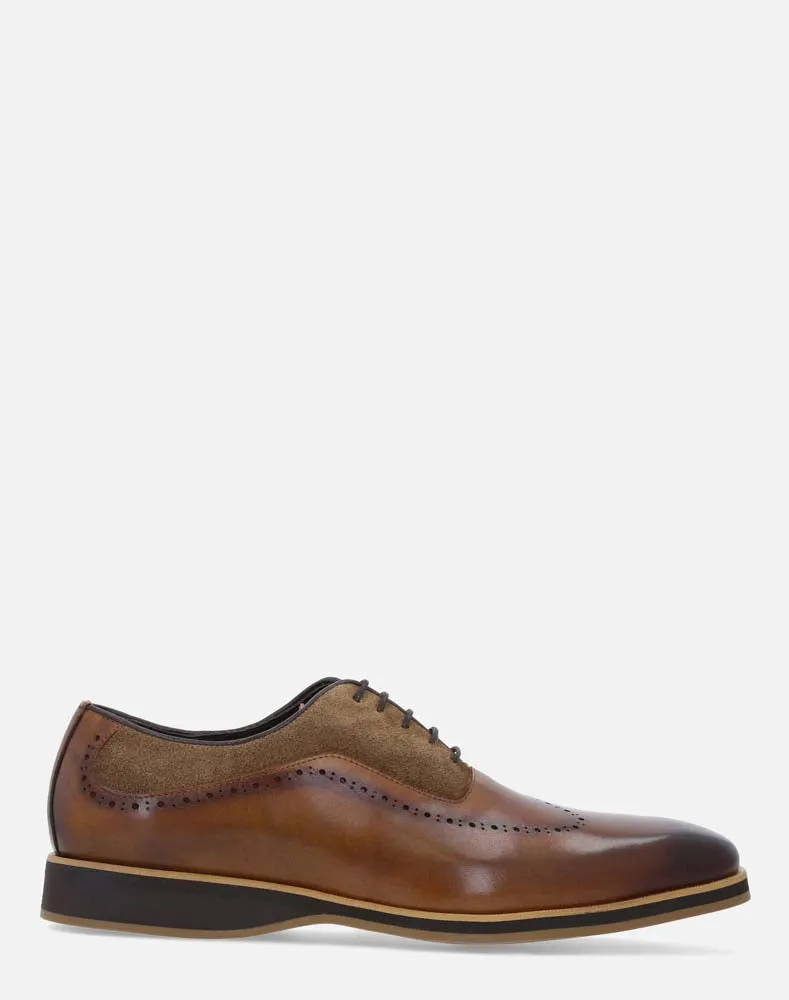 Zapato oxford cuero en piel picada con picado para hombre